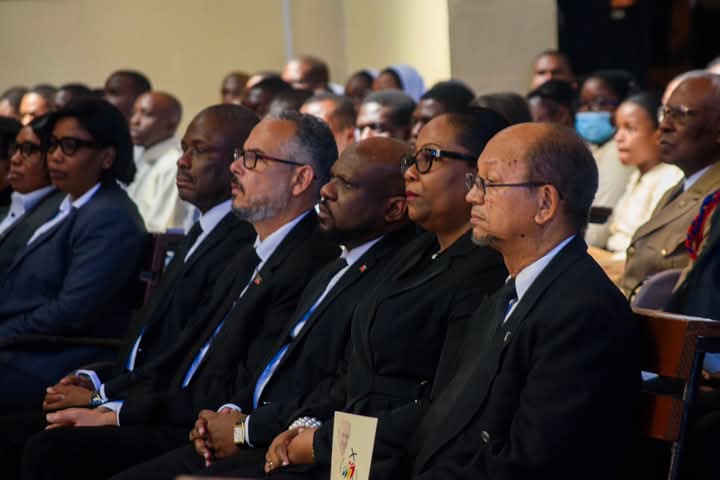 Des membres du Conseil Présidentiel de Transition assistent à une messe d’action de grâce pour le repos de l’âme du Pape François