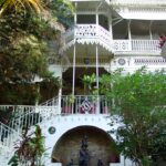 Exterior_of_Hotel_Oloffson_Port-au-Prince_Haiti-1.jpg