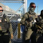 2120834-des-agents-de-la-police-de-l-immigration-americain.jpg
